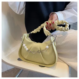 Sac à bandoulière plissé jaune clair avec chaîne de perles élégante, sac tendance décontracté.