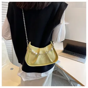 Sac à bandoulière jaune plissé chic avec chaîne de perles, sac tendance et élégant au quotidien.