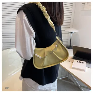 Vue détaillée du sac porté épaule plissé de couleur unie chic avec chaîne de perles.