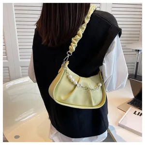 Vue detaillee du sac a bandouliere plisse de couleur unie tendance avec chaine en perles chic.