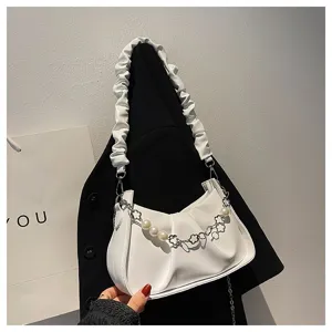 Vue détaillée du sac porté épaule blanc froncé avec des accents de perles et de chaîne trèfle.