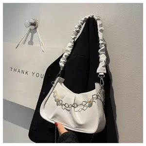 Détails du sac bandoulière plissé blanc avec chaîne en perles au design élégant chic.
