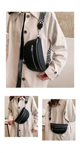 Vue détaillée du sac bandoulière noir pour femme avec large sangle géométrique tendance.