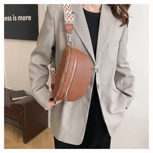 Sac à bandoulière marron pour femme style dumpling, sac de poitrine tendance avec sangle large.