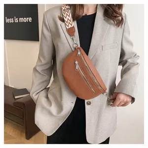 Vue détaillée du sac bandoulière en cuir marron pour femme avec large sangle et doubles zips.