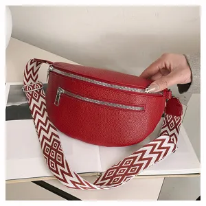 Vue détaillée du sac de poitrine en cuir rouge avec large sangle géométrique élégante.