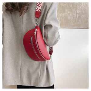 Sac bandoulière rouge en forme de boulette avec large sangle, sac de poitrine stylé.