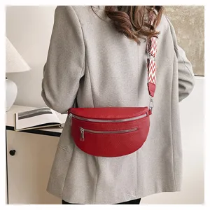Vue détail du sac banane croissant rouge en cuir synthétique texturé et belle sangle large.