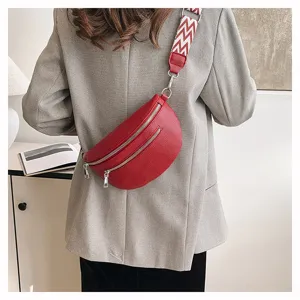 Sac bandoulière en cuir rouge pour femme, sac croissant élégant avec bandoulière large.