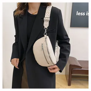 Vue détaillée du sac bandoulière beige élégant avec sangle large et double fermeture éclair.