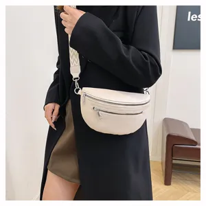 Détail du sac banane femme dumpling, élégant sac bandoulière beige en cuir avec une large sangle.