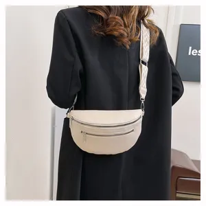 Sac bandoulière demi-lune pour femme élégant avec sangle large tendance et fermeture.