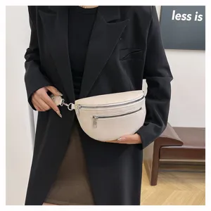 Détail de sac banane femme tendance, sac bandoulière blanc croissant avec zip argenté.
