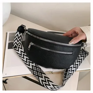 Détail du élégant sac banane noir avec une double fermeture éclair et large sangle.