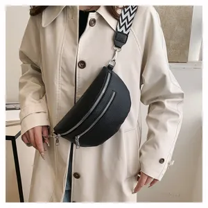Vue détaillée du sac à bandoulière en cuir noir avec large sangle à motif chevron.