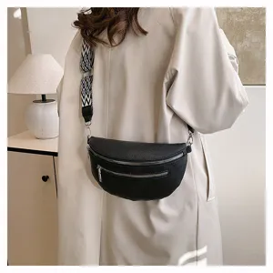 Vue détaillée du sac bandoulière noir avec sangle large à motifs et doubles fermetures.