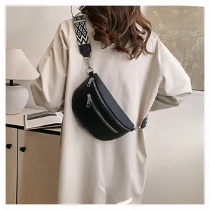 Détail de dos du sac bandoulière noir en cuir avec large sangle géométrique et zips.