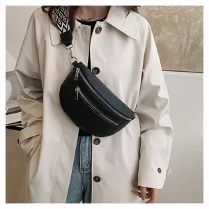 Sac bandoulière noir élégant pour femme avec sangle géométrique large et zips.