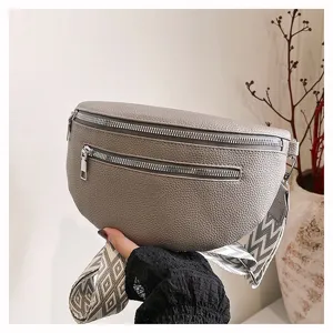 Vue détaillée d'un sac banane élégant en cuir texturé pour femme avec sangle et doubles zips.