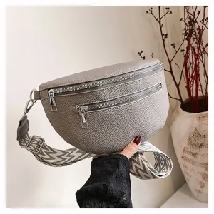 Vue detaillee du sac banane femme en cuir PU gris avec une large sangle imprimee chic.