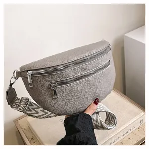 Détail de sac dumpling gris en cuir synthétique texturé avec fermetures et sangle.