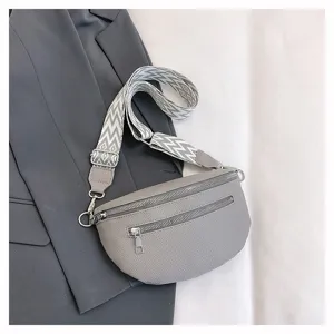 Sac bandoulière gris style dumpling avec sangle large, sac banane tendance pour femme.