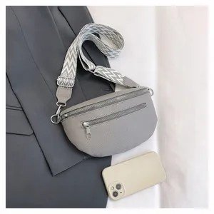Sac poitrine en cuir gris avec large sangle à motifs, sac dumpling élégant pour femmes, détail.