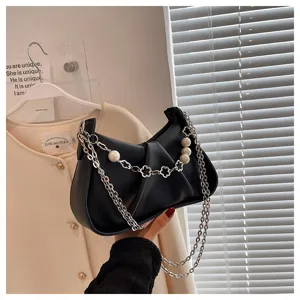 Sac bandouliere noir fronce avec perles et chaine trefle, elegant sac a main chic.