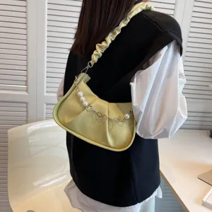Sac à bandoulière plissé uni de design français chic avec chaîne de perles élégante style.