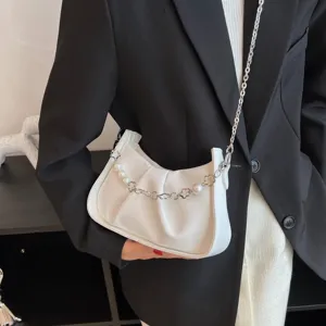 Sac à bandoulière plissé blanc avec chaîne en perles, élégant sac pour femme chic et mode.