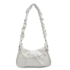 Sac à bandoulière plissé blanc pour femmes avec élégante chaîne de perles et design chic.