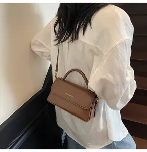 Sac bandoulière élégant en cuir marron avec poignée pour femme, sac à main tendance.