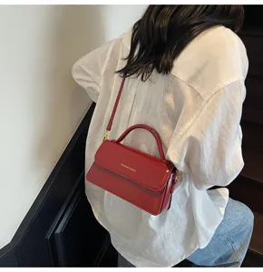 Sac à bandoulière en cuir PU rouge pour femmes, sac à main élégant avec poignée.