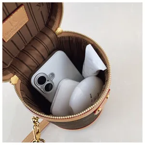 Vue détaillée de l'intérieur du sac seau cylindrique rétro montrant une grande capacité.