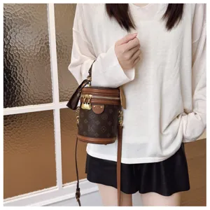 Sac sceau cylindre monogramme marron vintage, sac bandoulière femme élégant quotidien.