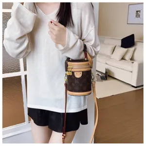 Sac à bandoulière cylindre rétro pour femmes sac à main monogramme élégant et chic.