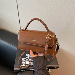 Sac à main bandoulière femme en cuir PU marron, petit sac carré élégant avec poignée.