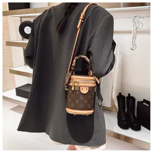 Élégant sac bandoulière cylindrique marron monogrammé avec poignée en cuir et beau foulard.
