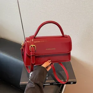 Sac à main en cuir verni rouge sac bandoulière petit sac carré élégant pour femme mode quotidien.