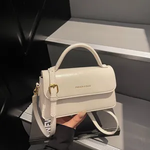 Sac carré blanc élégant pour femme, sac à main en cuir PU avec poignée et bandoulière.
