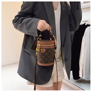 Vue détaillée du sac seau cylindrique vintage monogrammé pour femmes avec foulard.