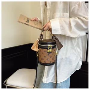 Sac seau cylindrique monogramme classique avec poignée et détail de foulard tendance.