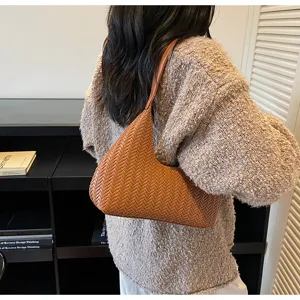 Sac à aisselle tressé rétro français pour femme, élégant sac porté épaule croissant chic.