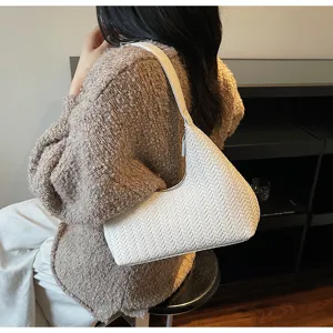 Sac a main tisse blanc, sac epaule croissant minimaliste pour femme, chic quotidien.