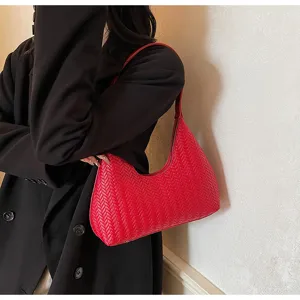 Sac épaule hobo tissé rouge pour femmes, sac demi-lune stylé en cuir, sac chic de travail.