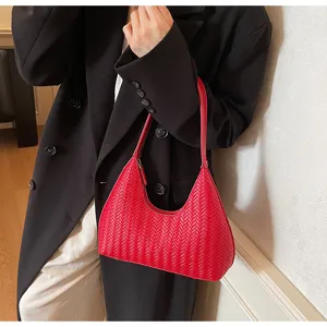 Chic sac bandoulière rouge tissé pour femme, sac croissant rétro pour le style et le quotidien.