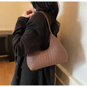 Sac porté épaule tressé marron pour femme, sac hobo rétro sous les bras au design élégant et chic.
