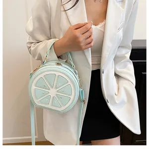 Borsa a tracolla da donna a forma di limone carina borsa a mano elegante vista dettaglio.
