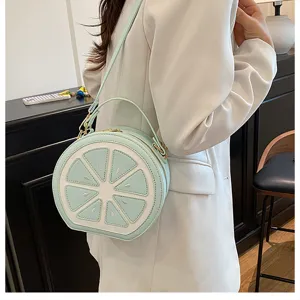 Primo piano della borsa a tracolla rotonda a fetta di limone dal design unico e grazioso.