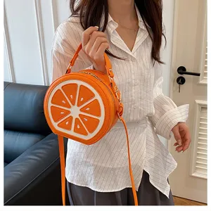 Vista dettagliata della borsa a tracolla a forma di arancia con colori vivaci e finiture.
